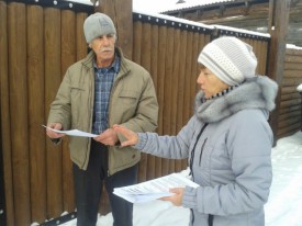 Член инициативной группы Орлова Л.А. вручает жителю с.Малое Нахвальское газету