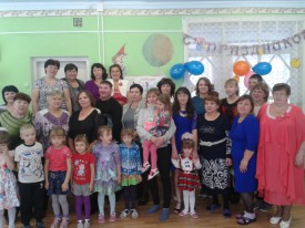 Коллектив  Малиновского детского сада  с  гостями  праздника 