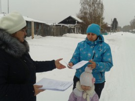 Член инициативной группы Гусарова Н.М. вручает газету жительнице с.Павловщина