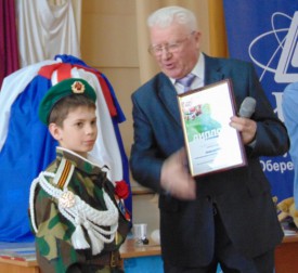 Жданов Р.П. вручает диплом победителя
