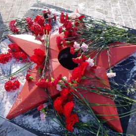 23 февраля возложили цветы к памятнику героев в с.Сухобузимское