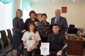 Молодая семья из Сухобузимского района получила сертификат на приобретение жилья